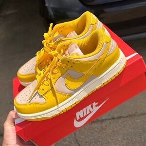 NIKE DUNK LOW
light bone/ citron pulse sail